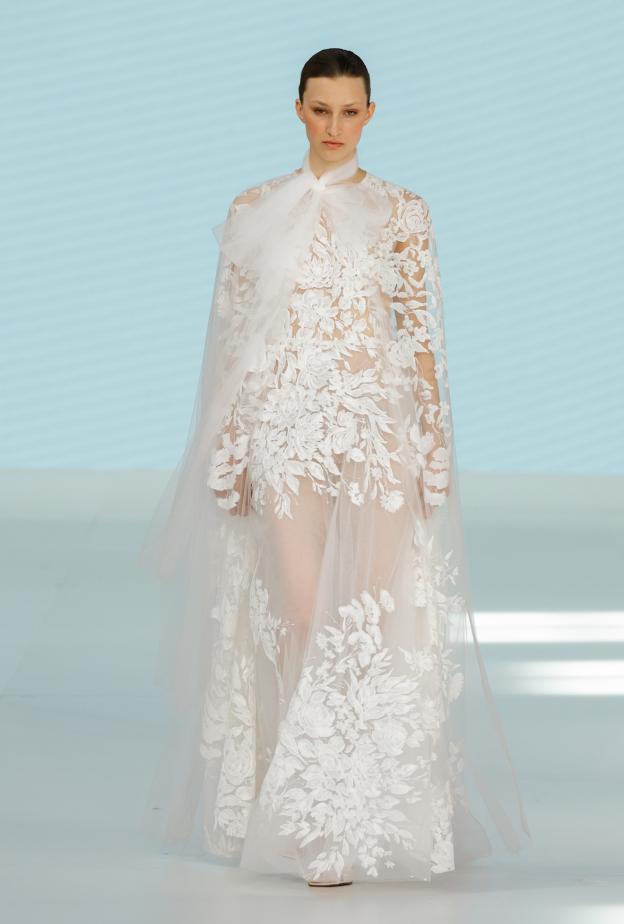 فستان مطرز بالورود من إيزابيل سانشيز