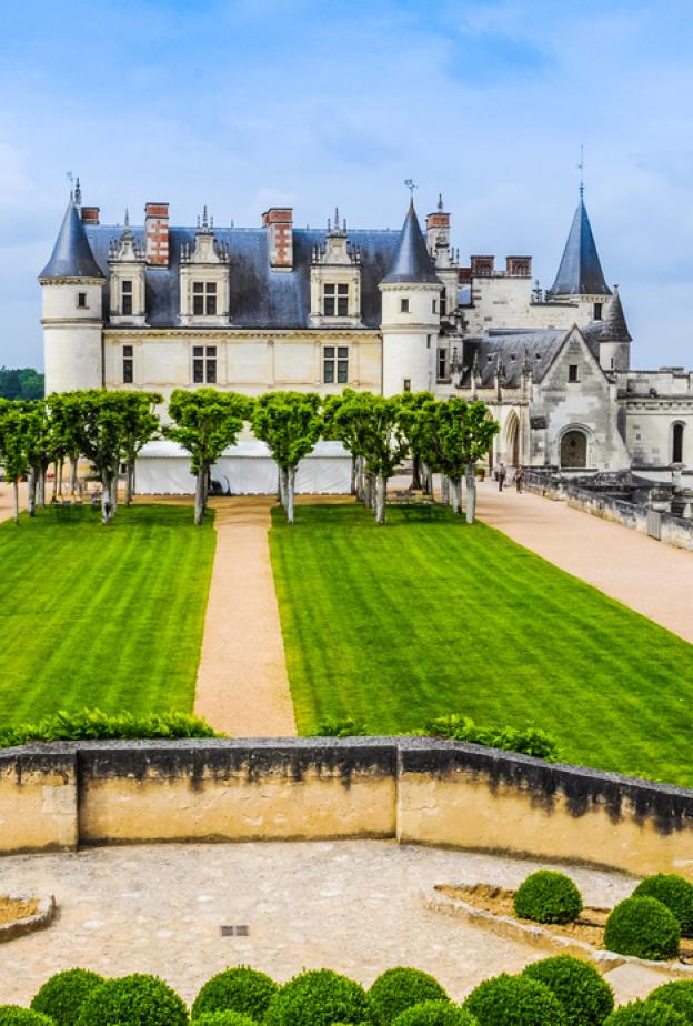 خيارات “هي” من قصور العالم للاحتفال بليلة العمر… وجهات ملوكية لحفلات الزفاف الصيفية الفاخرة