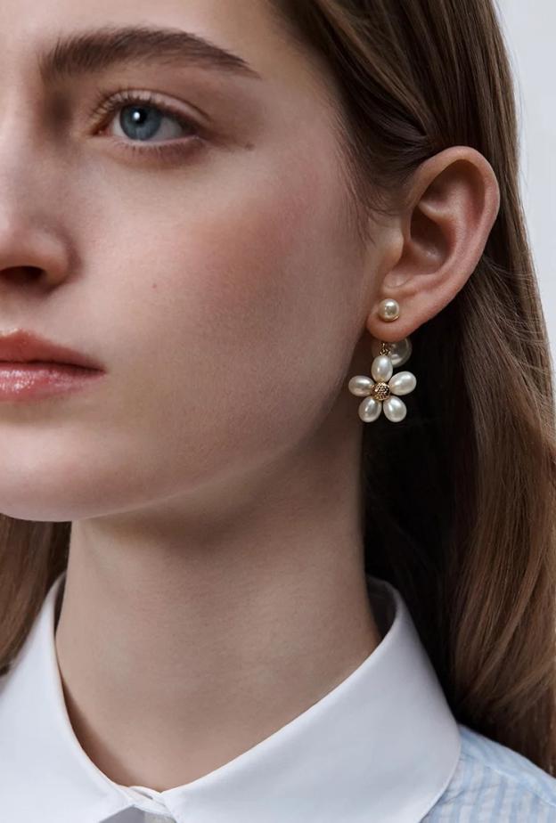 أقراط لؤلؤ من Dior