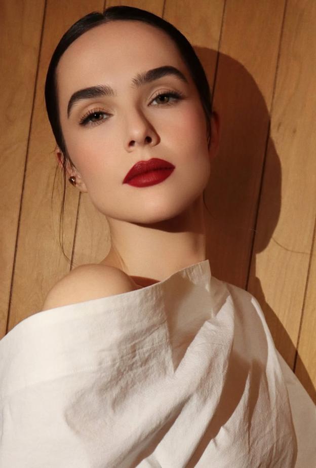 ألوان أحمر الشفاه الكرزية مع المكياج البني بأسلوب Zoey Deutch