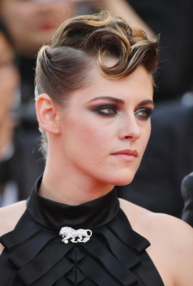 اطلالة ‏Kristen Stewart بالغرة الريترو الهندسية عام 2018