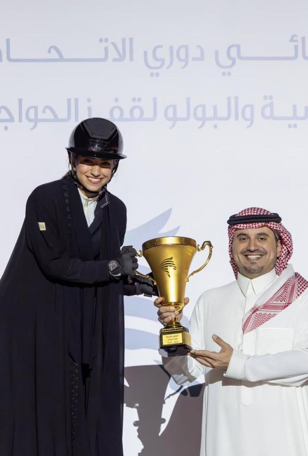 الأمير فهد بن جلوي يسلم فنون الحميدان درع التفوق كأفضل فارسة قفز حواجز