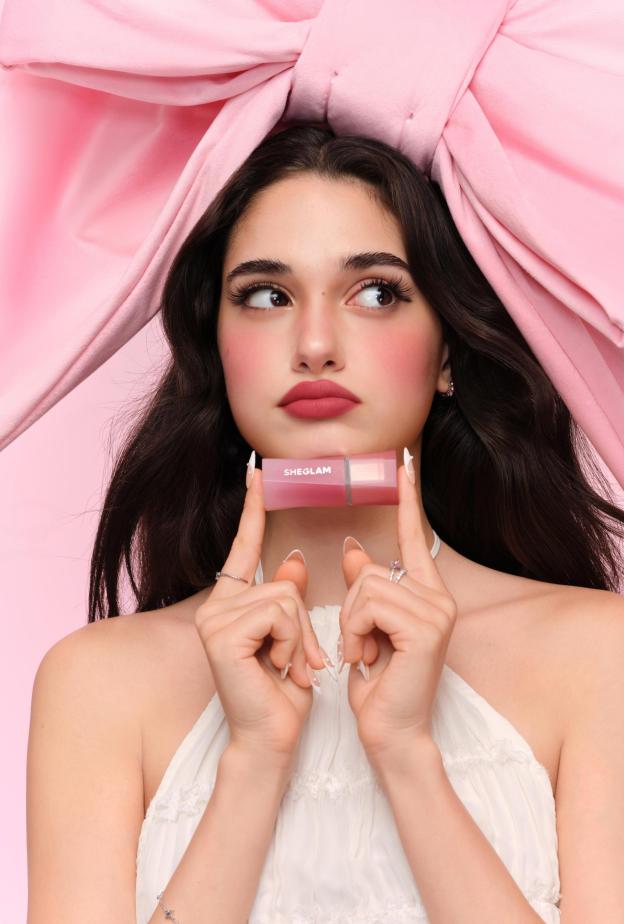 توهج أيقوني بلمسة أكثر نعومة وسلاسة وتعدداً في الاستخدام مع بلاش Air Plush Lip & Cheek Cream من علامة SHEGLAM