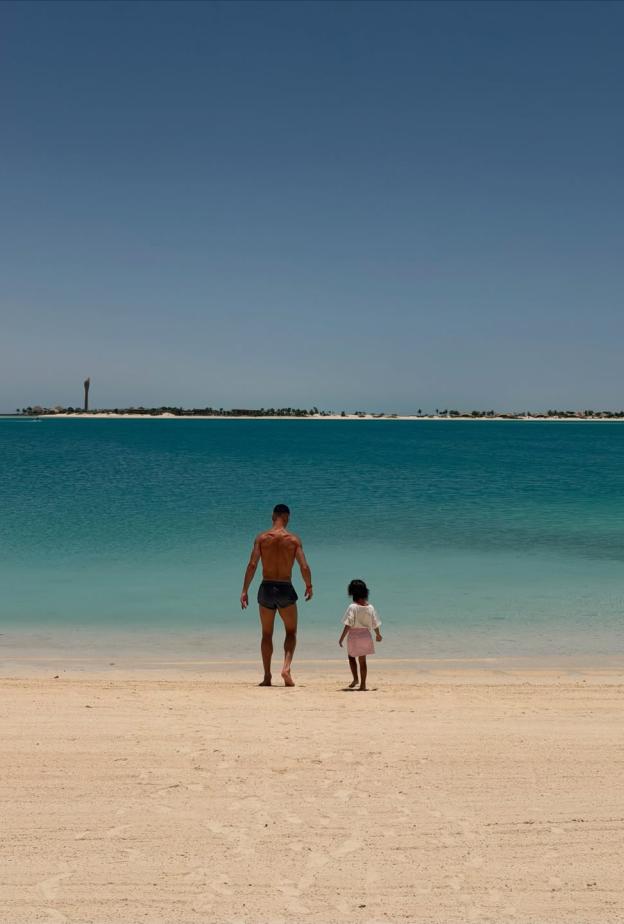 جورجينا رودريغيز مع أسرتها على سواحل البحر الأحمر
