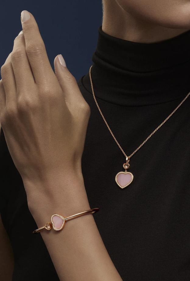 مجوهرات مرصعة بحجر الأوبال من  Chopard