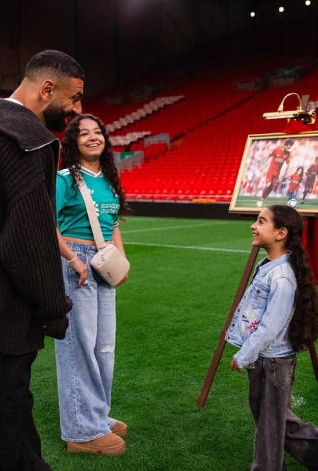 محمد صلاح مع ابنتيه في ملعب آنفيلد