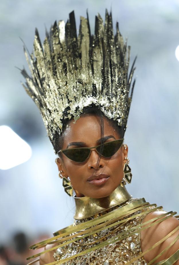  إطلالة Ciara بأكسسوار التاج الذهبي