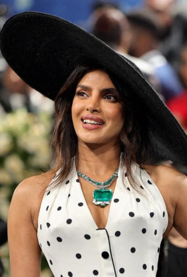 إطلالة Priyanka Chopra برسمات المكياج البني 