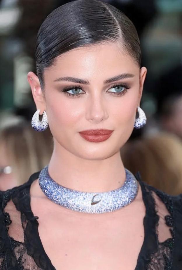 اطلالة Taylor Hillبرسمات المكياج البني