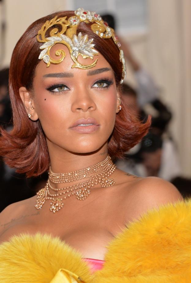 تسريحات الشعر الكاريه مع الاكسسوارات الهندسية بأسلوب Rihanna عام 2015
