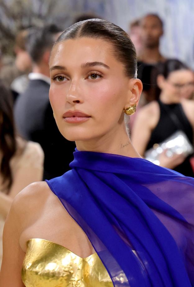  جل الحواجب المتقن بأسلوب الجميلة Hailey Bieber