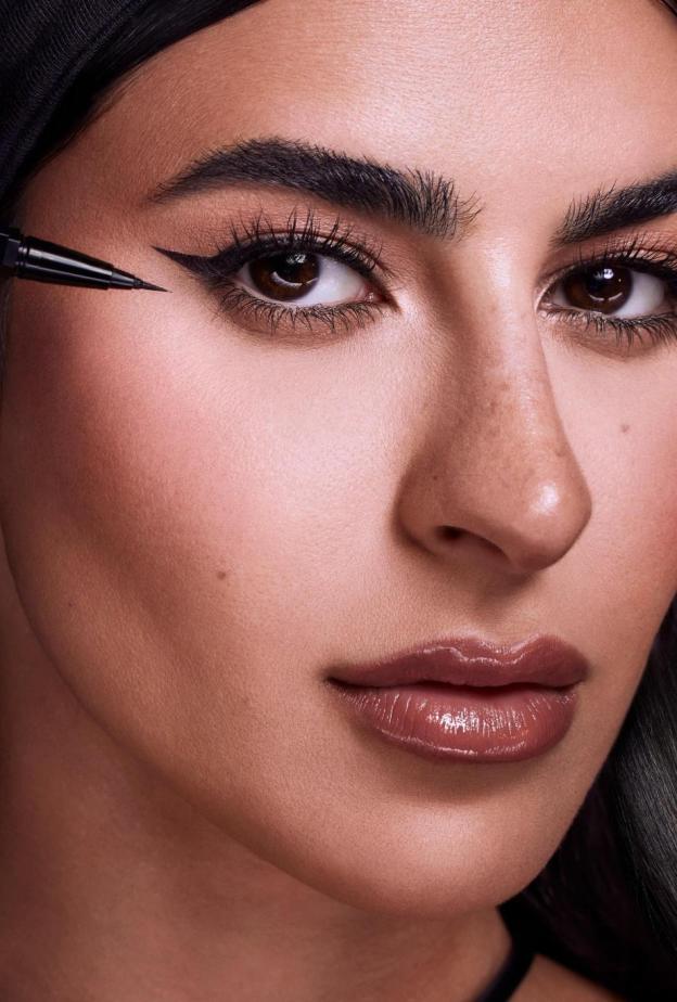 محدد العيون أونيكس ليكويد آيلاينر من علامة مينا الشيخلي