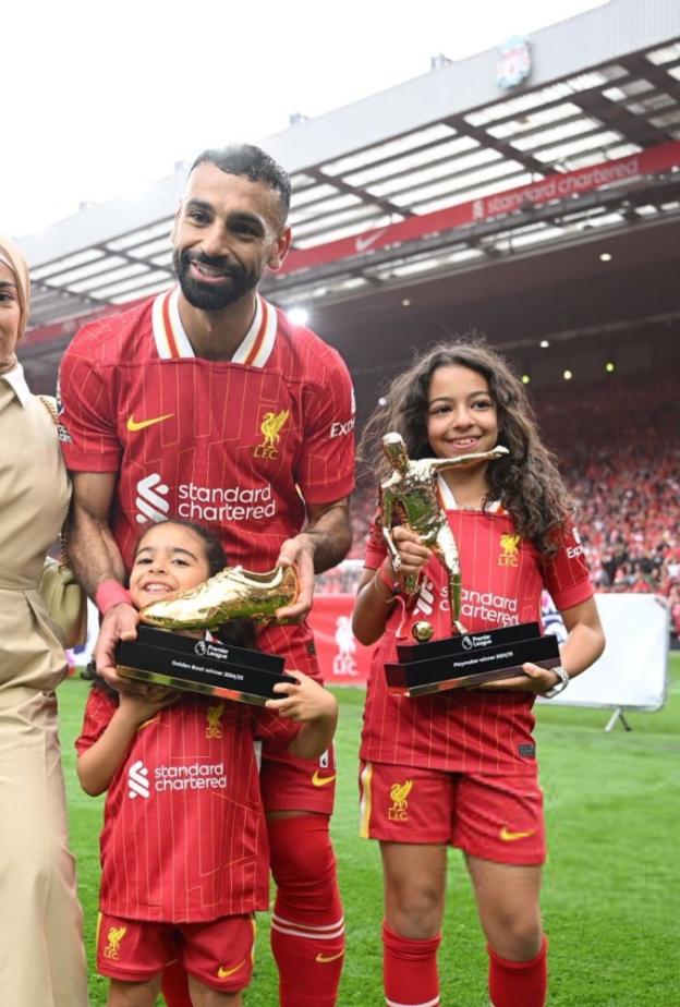 محمد صلاح وابنتيه وزوجته ماغي