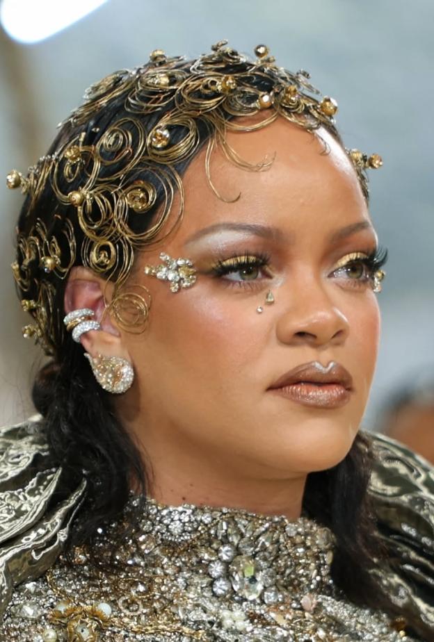 كواليس تسريحة Rihanna في Met Gala 2026.