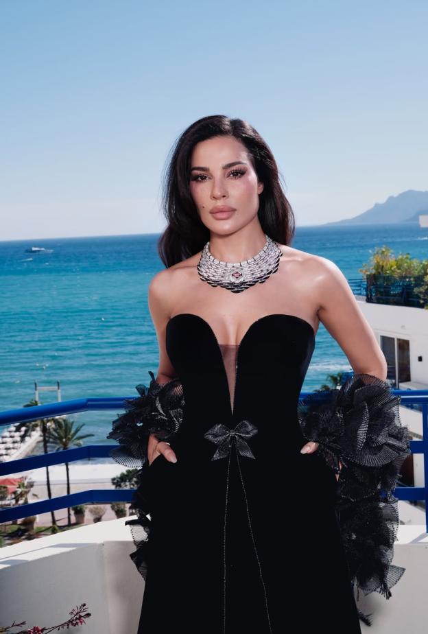 نادين نجيم تفتتح "كان" بفستان أسود مخملي
