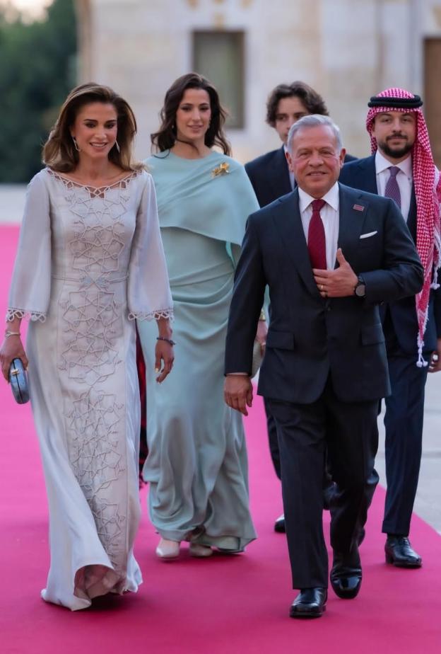 الملكة رانيا والأميرة رجوة وسلمى بإطلالات تمزج الفخامة بالتراث الأردني