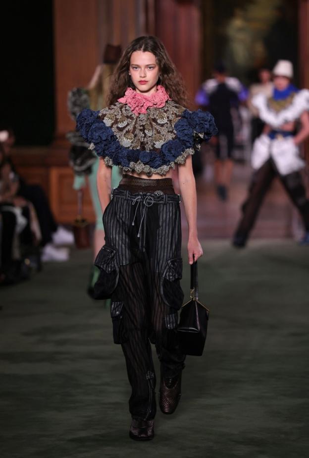 مجموعة Louis Vuitton كروز 2027.. حين يتحوّل التاريخ إلى مادة حيّة للحاضر