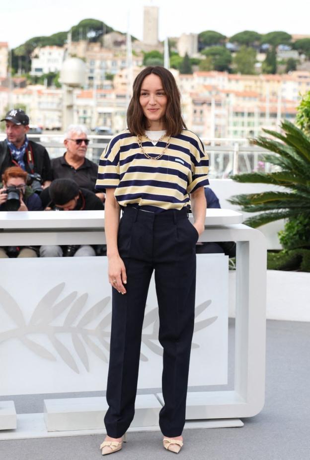 Anaïs Demoustier ‎بسترة مقلمة مع سروال أسود… لمسة باريسية كلاسيكية تبرز قوة نقشة ‏الـStripes