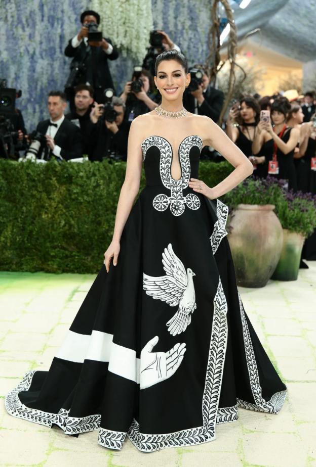 Anne Hathaway‏ بفستان من ‏Michael Kors