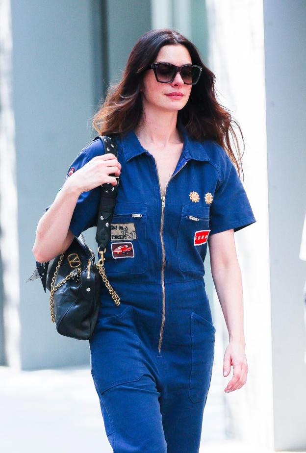 Anne Hathaway تحمل حقيبة Valentino Garavani Panthea