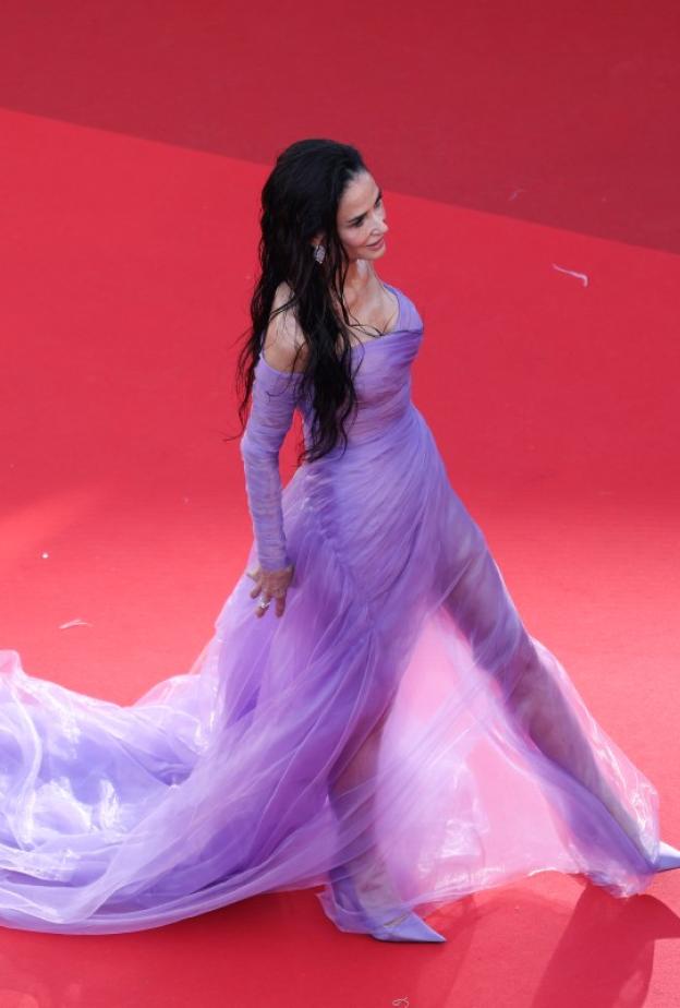 Demi Moore‏ بفستان بنفسجي