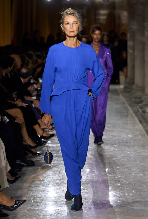 إطلالة صيفية باللون الأزرق الملكي من Giorgio Armani 