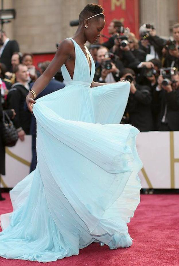 Lupita Nyong'o‏ بفستان أزرق من ‏Prada