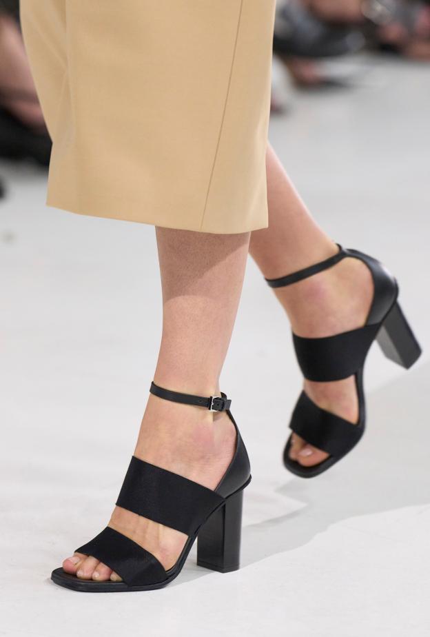 Max Mara يتميز حذاء الكعب العريض بالراحة