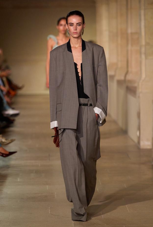 Victoria Beckham أناقة ملابس العمل من