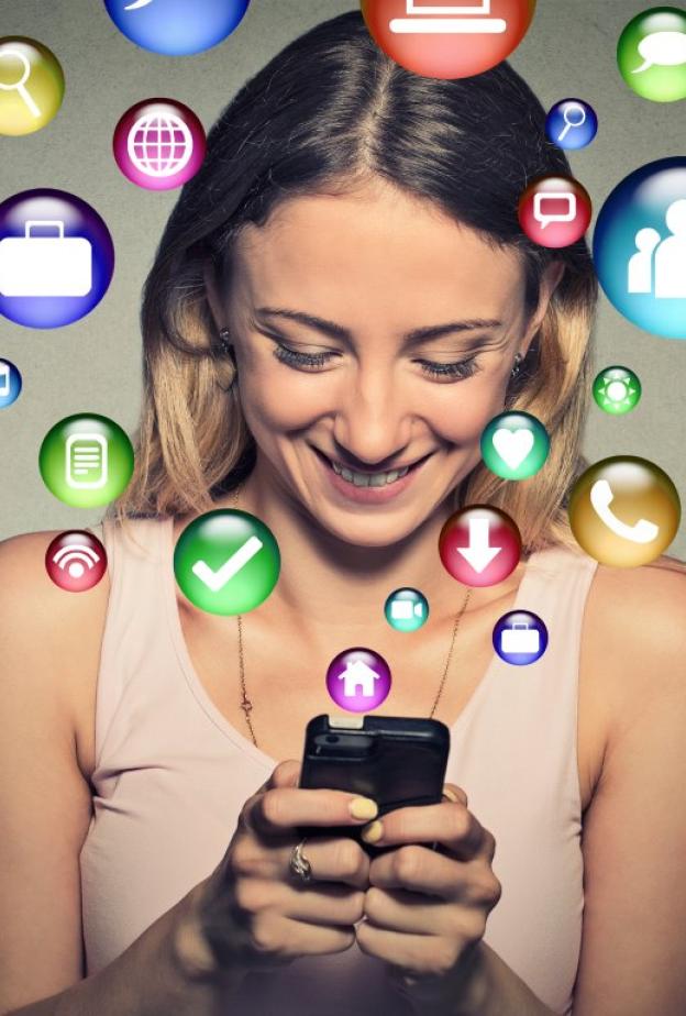 التعامل الواعي مع مواقع التواصل: كيف تتحكم بك بدلاً من أن تتحكم فيها