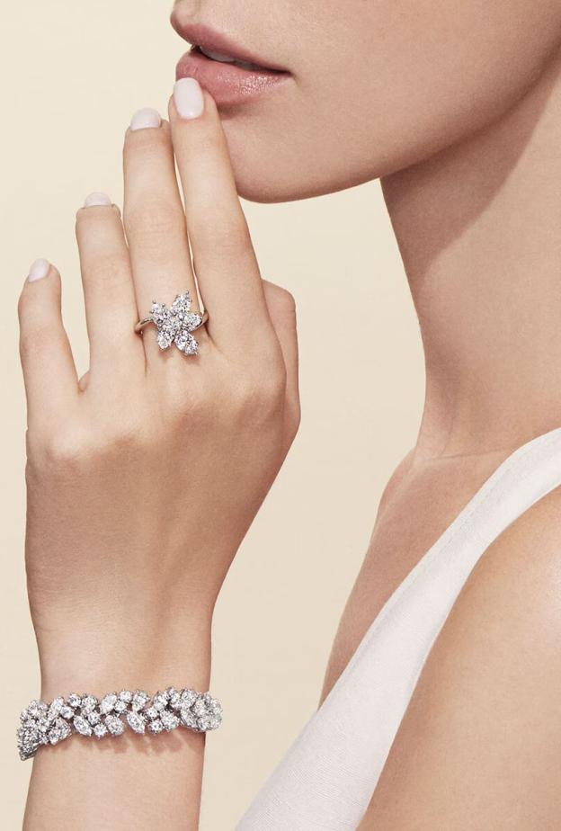 أقراط متدلية من  Harry Winston