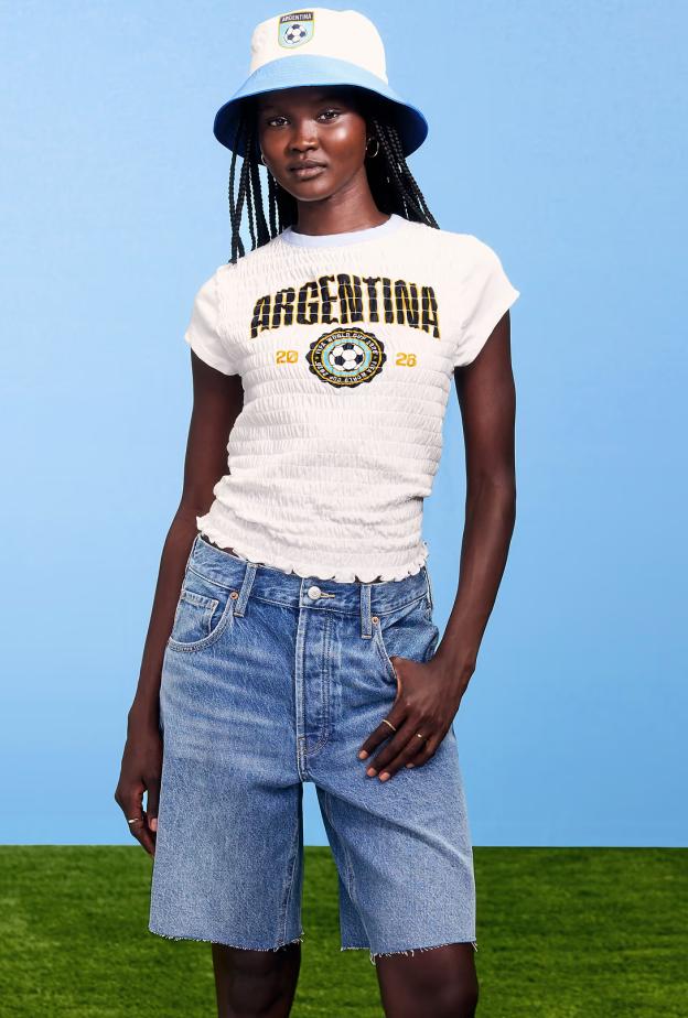 إطلالة بقميص رياضي من ‏Old Navy