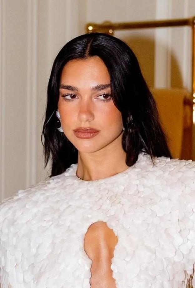 إطلالة Dua Lipa بالمكياج البرونزي القوي- الصورة من حسابها على انستغرام