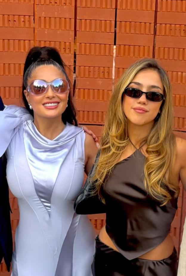 ابنة سلمى حايك تخطف الأنظار بظهور أنيق في لندن