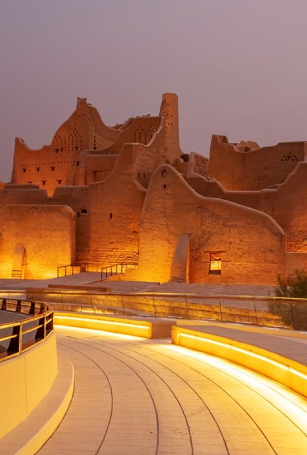 الدرعية في المساء.. وجهة سعودية تجمع التاريخ والفخامة