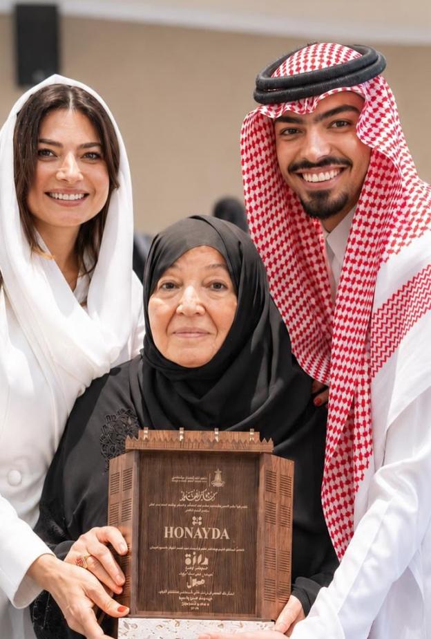 هنيدة صيرفي مع والدتها السيدة زهرة قطان وابنها حسن