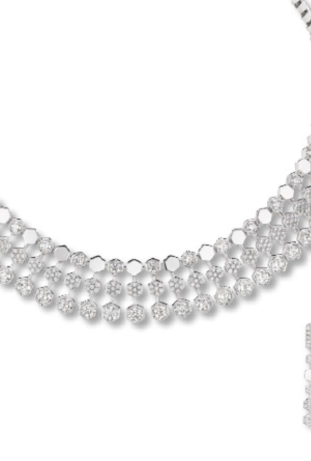 تكشف Chaumet عن أول طقم مجوهرات راقية مصنوع من ذهب قابل للتتبع بالكامل