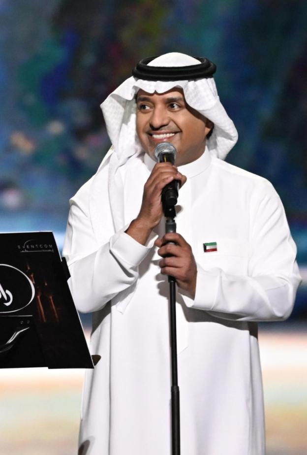 راشد الماجد يفتتح حفله بالكويت بكلمة مؤثرة