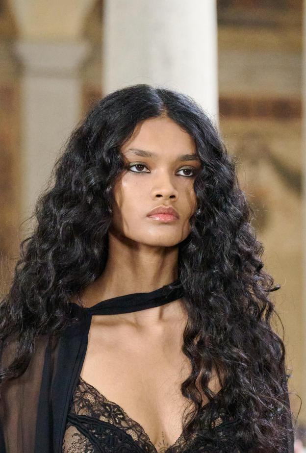 دليلكِ الشامل حول تريند Heatless Curls مادة لشعر كيرلي مثالي وصحي