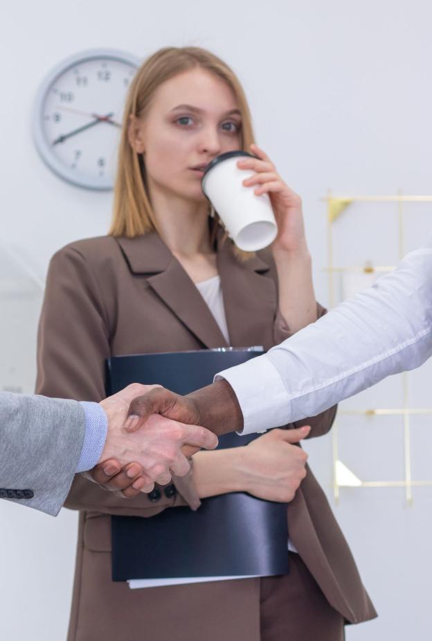فن التفاوض والتأثير الأنثوي اخلعي عباءة الاسترضاء للأبد بامتلاك مهاراته