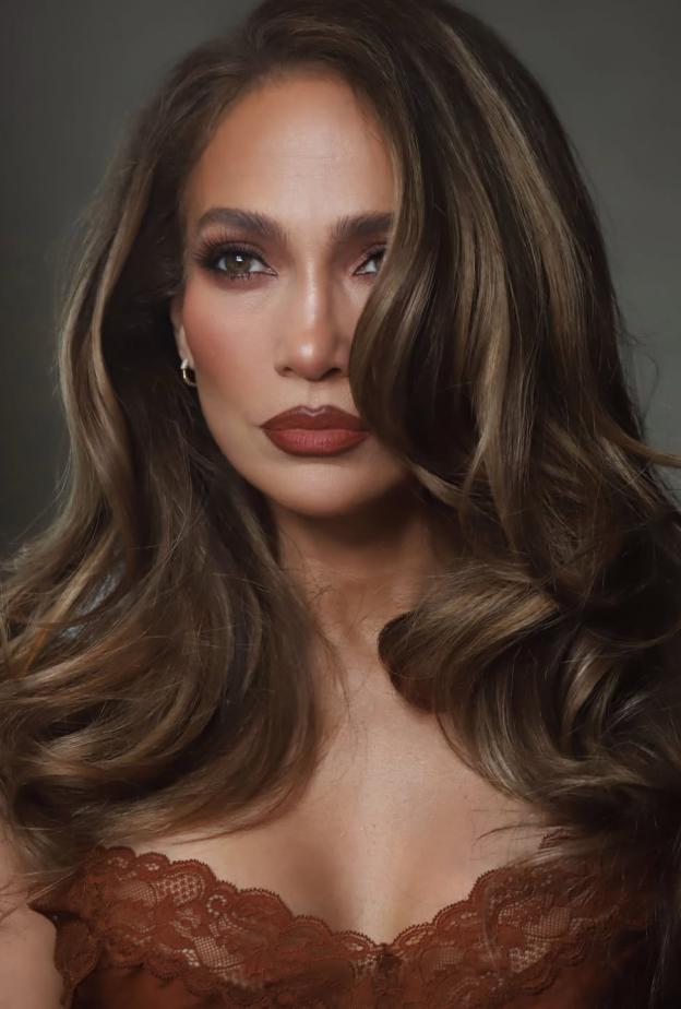  ألوان احمر الشفاه البنية واللماعة بأسلوب Jennifer Lopez