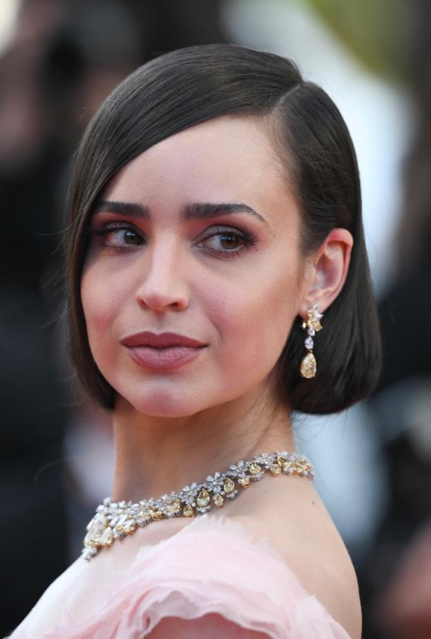 اطلالة Sofia Carson برسمات المكياج الدخاني المدموج