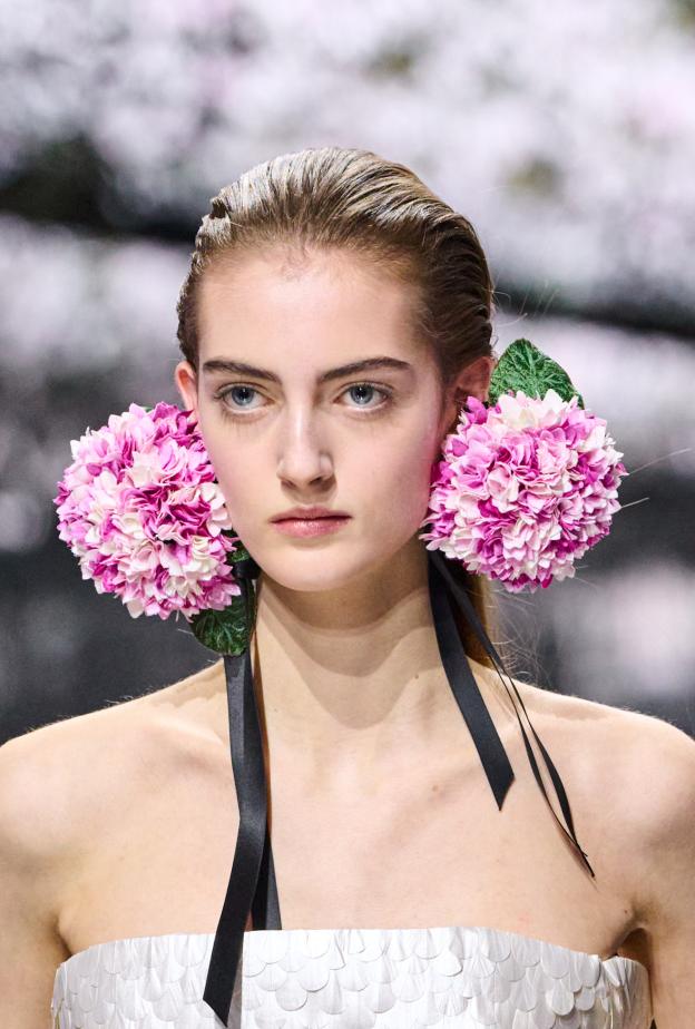 عارضة دار Christian Dior