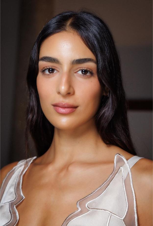 عارضة Alberta Ferretti من عروض Spring Summer 2025 تصوير Imaxtree.launchmetrics
