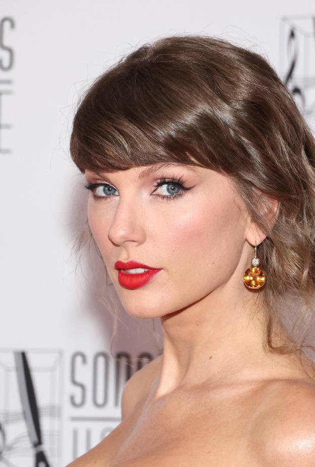 اطلالة Taylor Swift برسمات المكياج البني