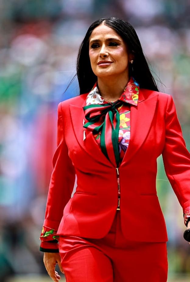سلمى حايك تفتتح كأس العالم 2026 بمكياج سموكي ساحر