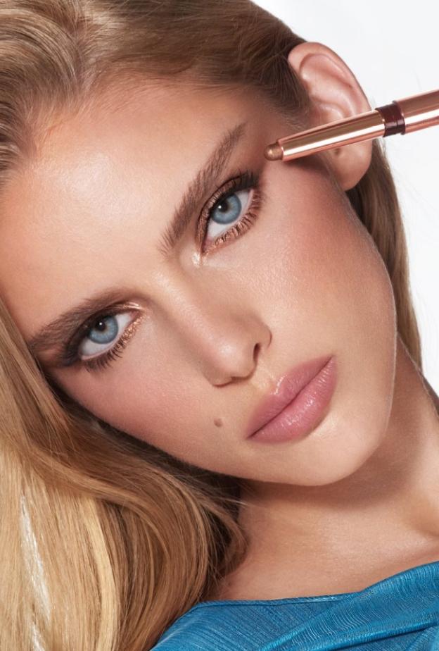 خبير المكياج الخاص بك… في ستيك واحد  مع ظلال العيون EXAGGER-EYES EASY  EYESHADOW STICKS الجديد! من شارلوت تلبوري!