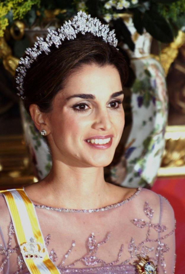 الملكة رانيا بتاج Queen Alia’s Cartier Tiara في حفل تتويج الملك عبد الله الثاني