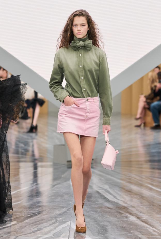 تنسيق التنورة القصيرة من Christian Dior