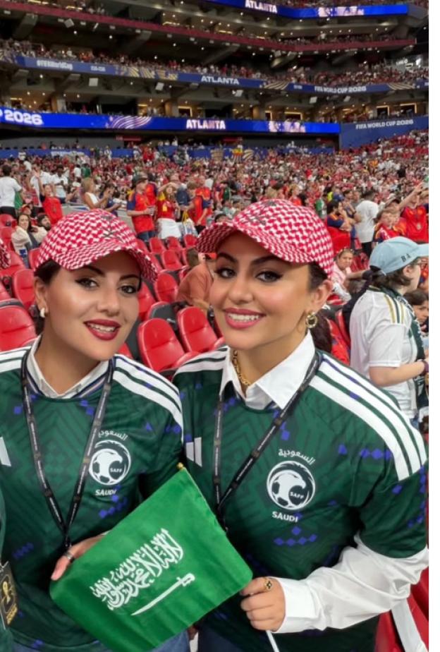 المشاهير يدعمون المنتخب السعودي